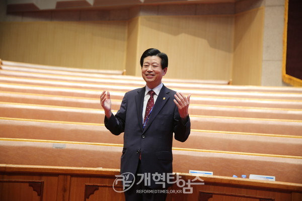 총회장 추대후 기뻐하는 김종준 목사 모습