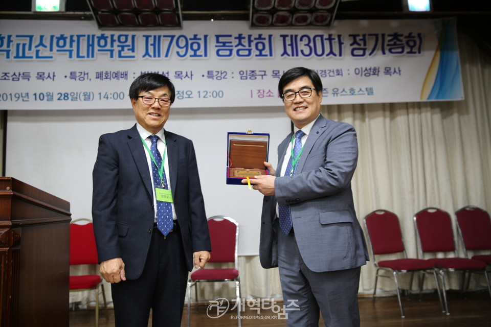 신임회장 김영달 목사(왼쪽)와 직전회장 송인준 목사