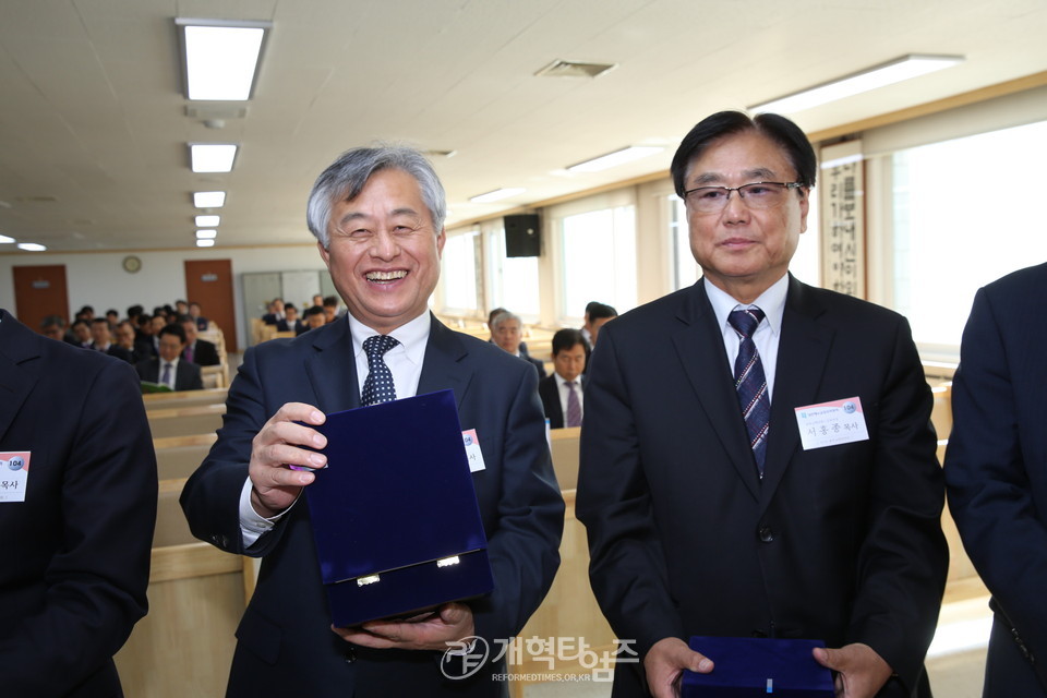 임명패를 받고 기뻐하는 총회 고시부장 강재식 목사 모습