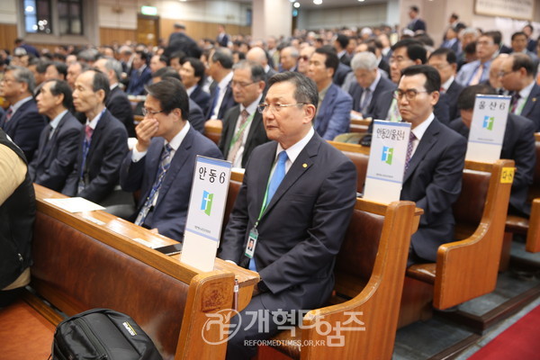 제104회 총회 개회예배에 참여 중인 장로 부총회장 후보 윤선율 장로