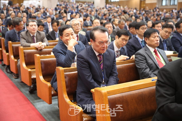 제104회 총회 개회예배에 참여 중인 부서기 후보 김한성 목사