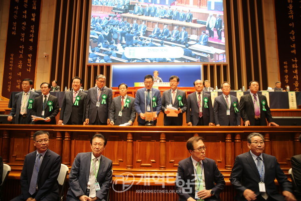 제104회 총회에서 선거 준비 중인 선거관리위원들 모습