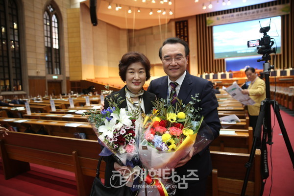 부서기 김한성 목사(서울강서노회, 성산교회) 당선 직후 사모와 함께 한모습