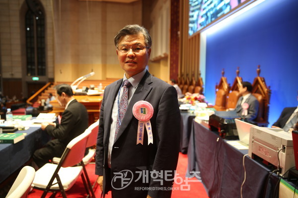 회록서기 박재신 목사(북전주노회, 양정교회) 당선 직후 모습