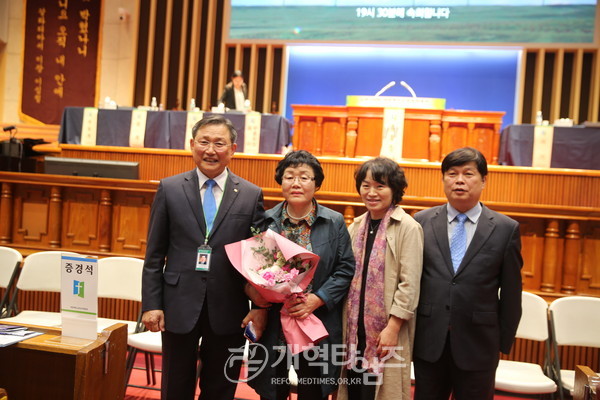 장로 부총회장 윤선율 장로 당선 직후 모습