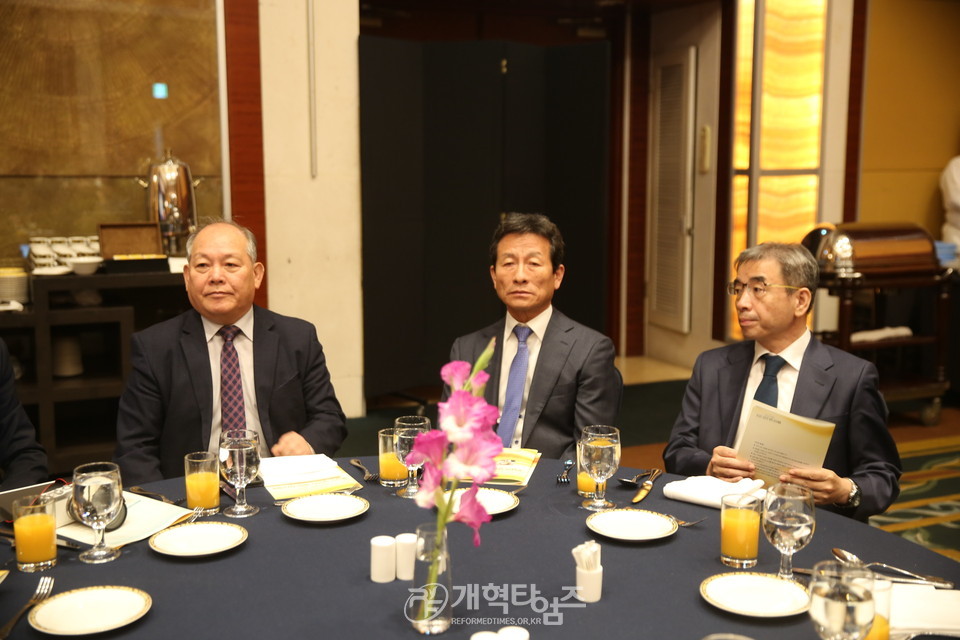 총회 부회계 박석만 장로(왼쪽 끝)