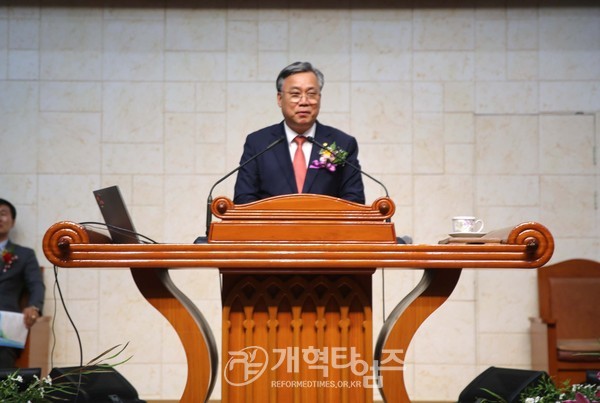 대구.경북장로회연합회 회원수련회에서 축사하는 김경환 장로