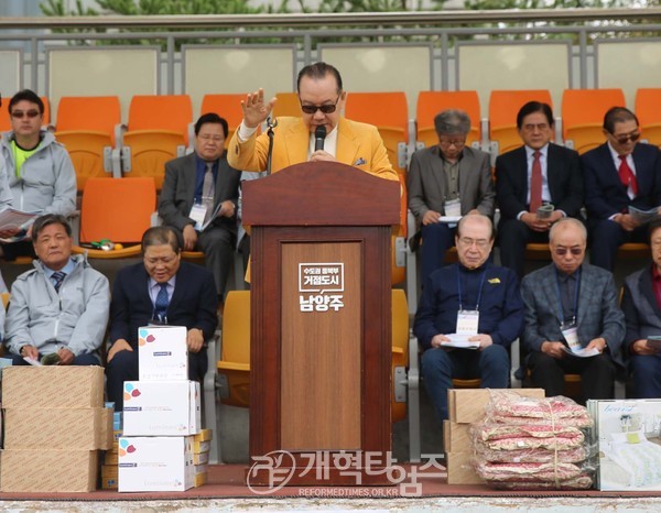 서북협 체육대회에서 축도하는 증경총회장 길자연 목사