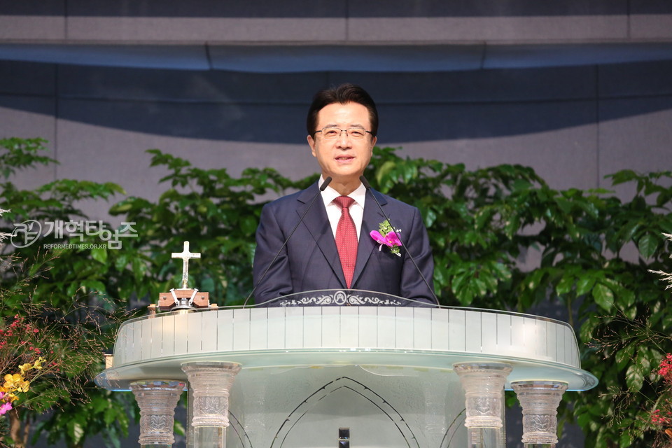 총회장 취임 및 임직감사예배에서 축사하는 오정현 목사