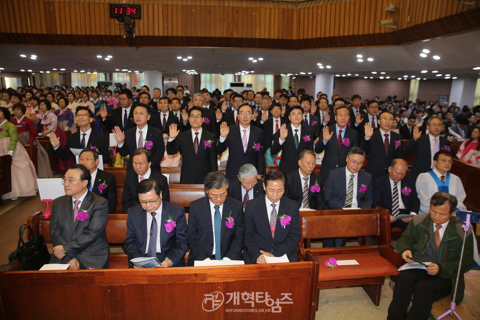 총회장 취임 및 임직감사예배에서 임직자들 모습