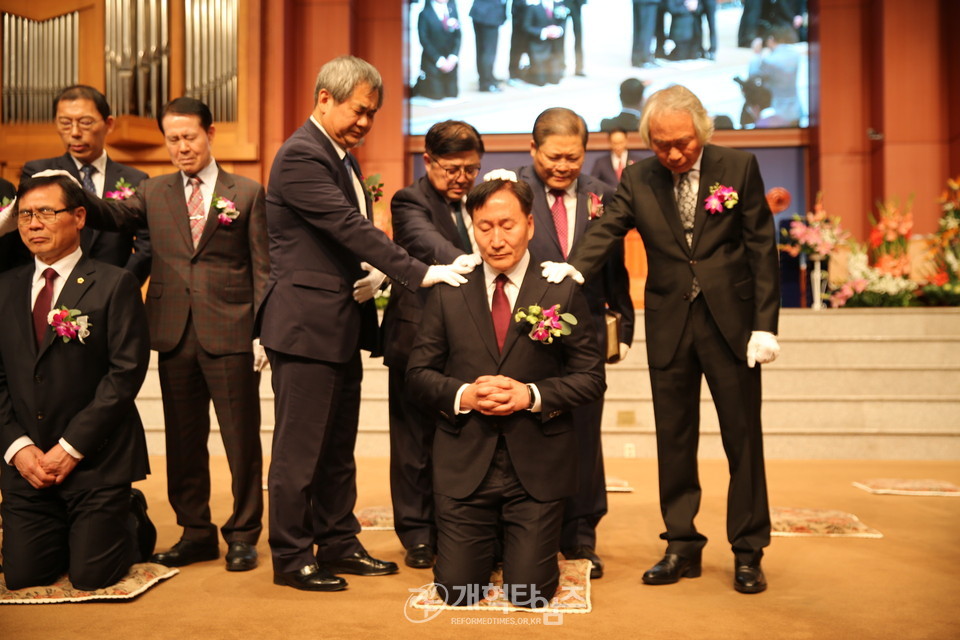 임직감사예배에서 안수하는 부총회장 소강석 목사
