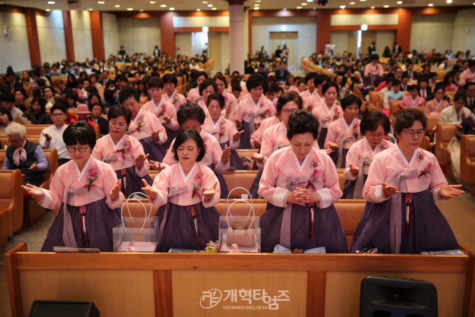 임직감사예배에서 임직받는 시무 권사들 모습