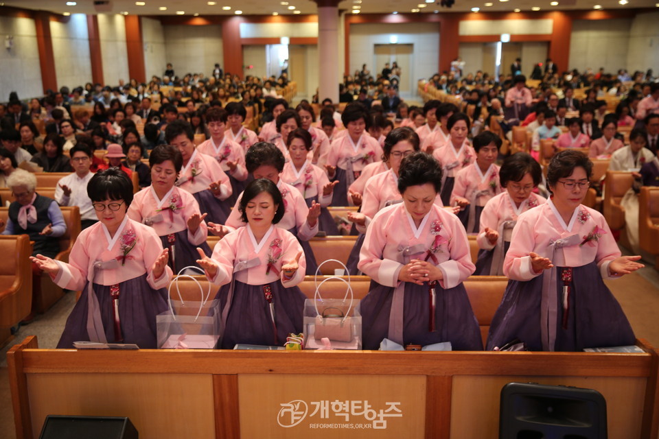 임직감사예배에서 임직받는 시무 권사들 모습