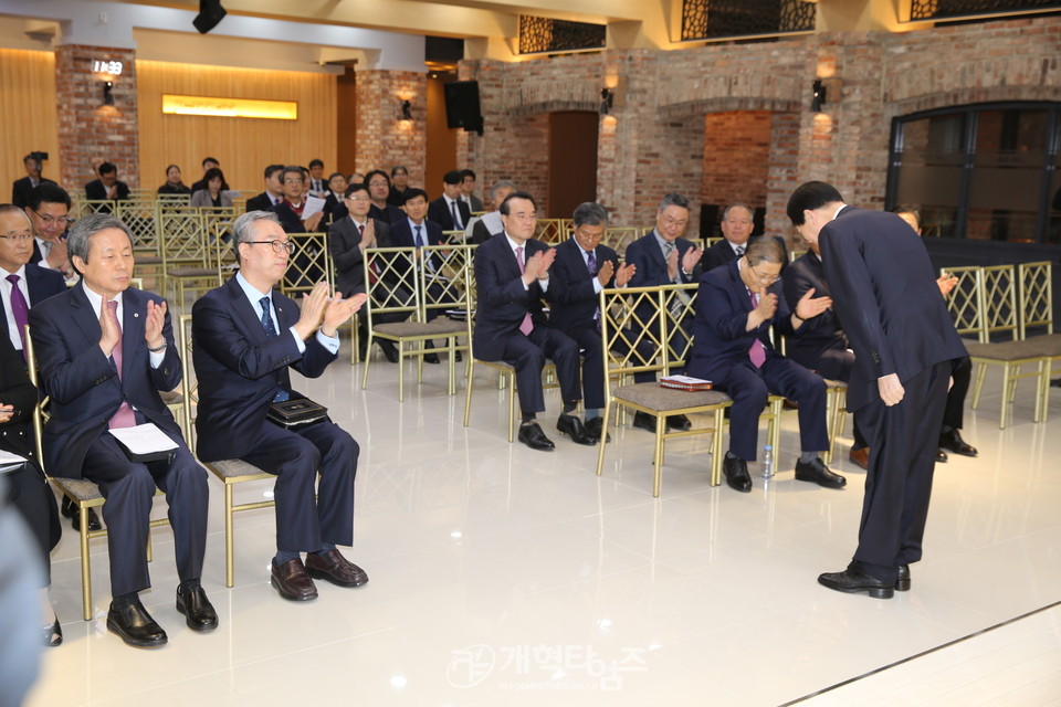 예장 합동, 통합 임원연합예배에서 인사하는 합동 총회장 김종준 목사