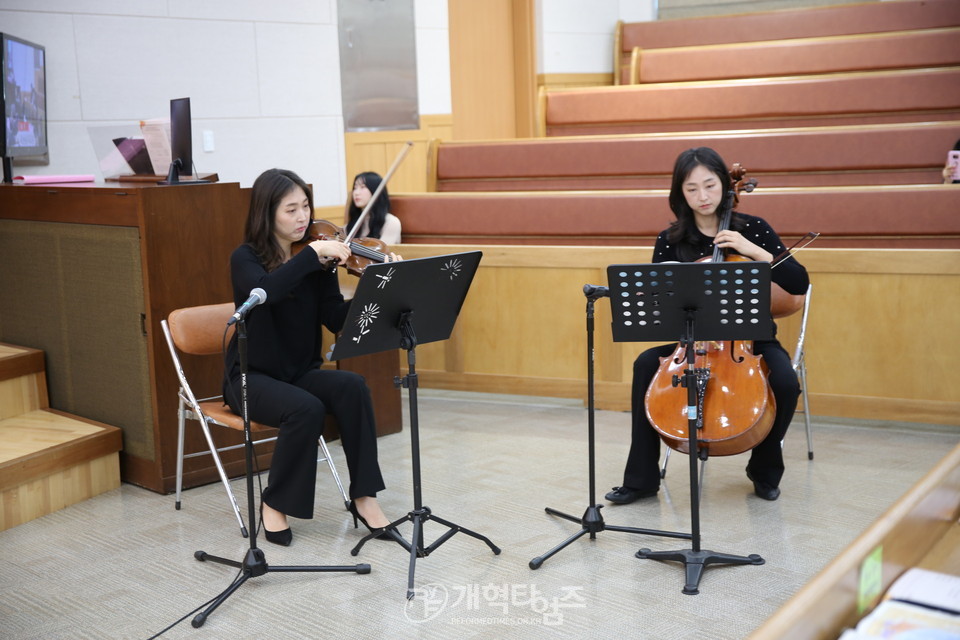 축하 연주하는 서창수 목사 딸들 모습