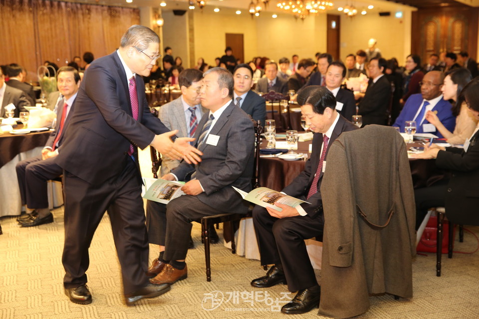 김종준 총회장에게 축하 인사하는 소강석 부총회장