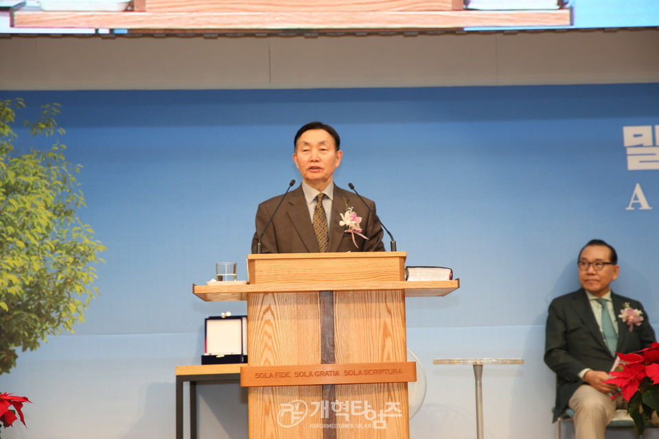 축사하는 증경노회장 김경일 목사 모습