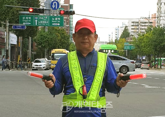 열심히 전도 중인 김종일 목사