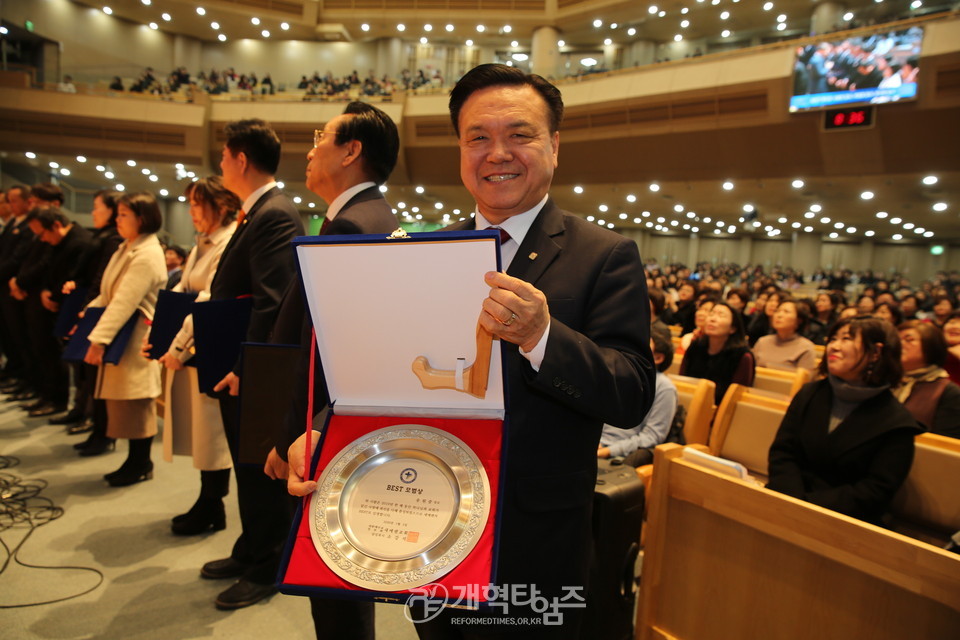 2019 새에덴 BEST 시상식을 수상한 송원중 장로 모습