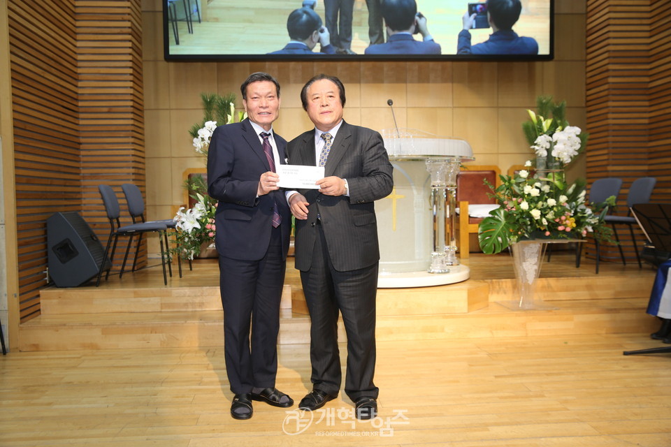 선교비 전달식, 전국남전도회연합회 홍석환 회장과 회장 이병우 장로