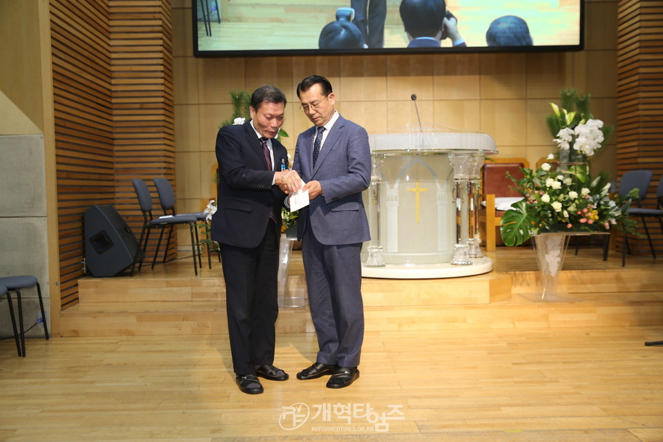 선교비 전달식, 부천서문교회 이성화 목사와 회장 이병우 장로