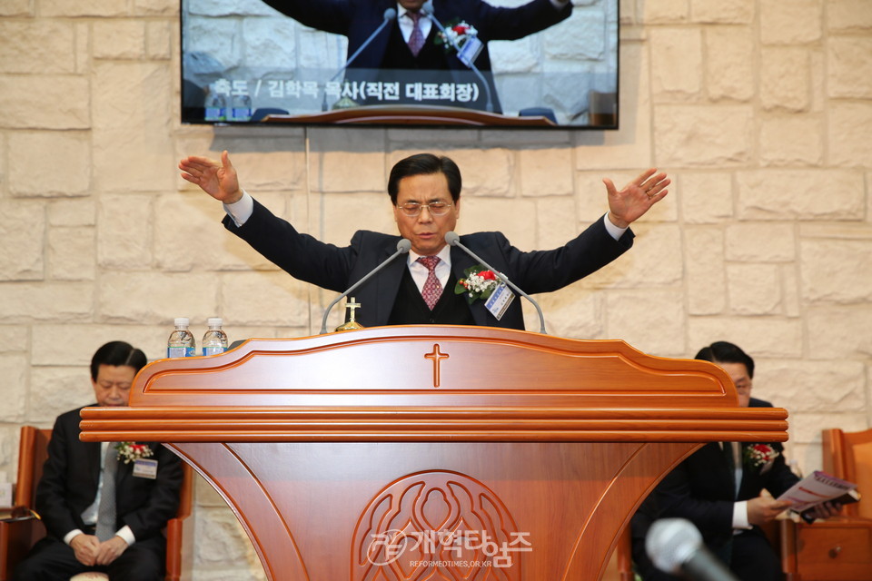 축도하는 직전 대표회장 김학목 목사 모습