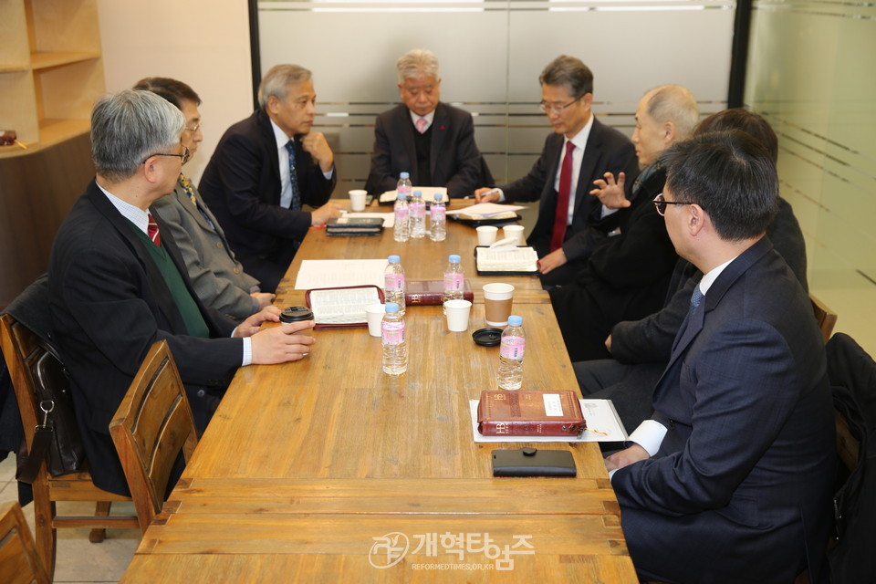 신학부, 임원 및 수임사항 위촉 연구자들 연석회의 모습