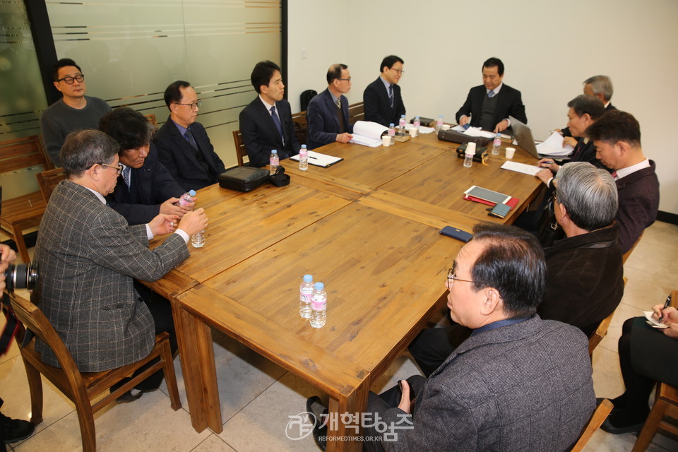 중부노회 김용제 목사 측과 최규식 목사 측, 마라톤 협상 모습