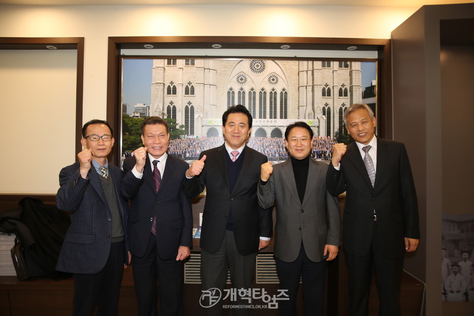 중부노회 조사처리 및 분립위원회 임원들 모습