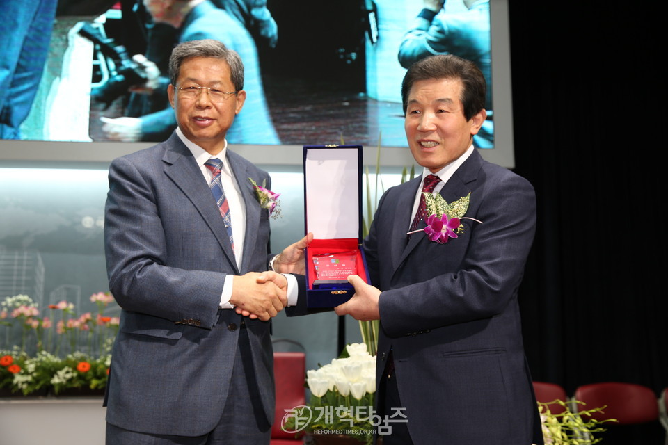 재경호남협, 정기총회 및 신년감사예배, 명예회장 김상현 목사와 신임대표회장 이은철 목사 모습