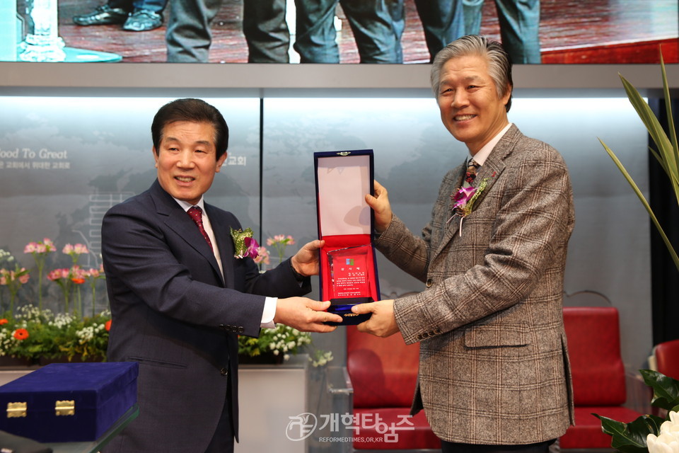 재경호남협, 정기총회 및 신년감사예배, 예수인교회 민찬기 목사에게 감사패를 전달하는 대표회장 김상현 목사 모습