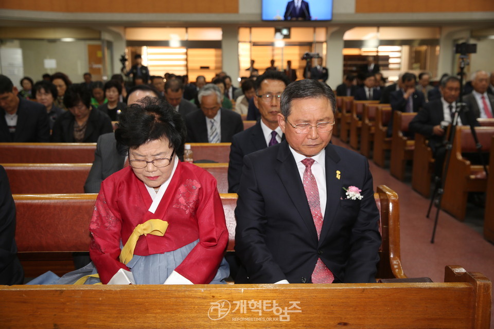 기도하는 부총회장 윤선율 장로 내외 모습