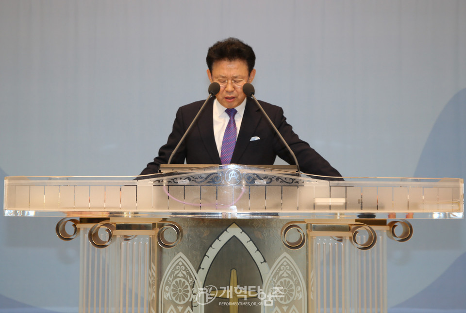 기도하는 총회 감사부장 박춘근 목사 모습