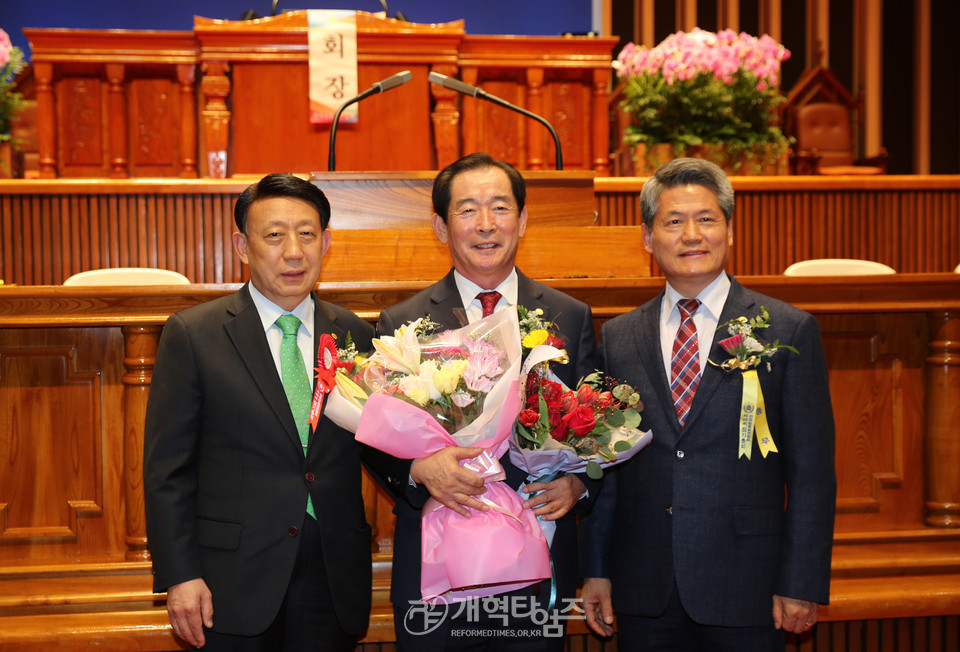 서울지구장로회연합회 회장 정채혁 장로, 전국장로회연합회 회장 강대호 장로, 전국장로회연합회 상임총무 이창원 장로 모습