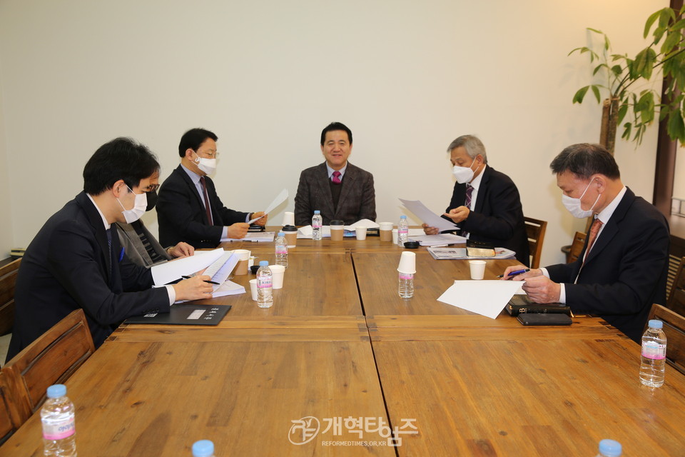중부노회 조사처리 및 분립위원회 전체 회의 모습