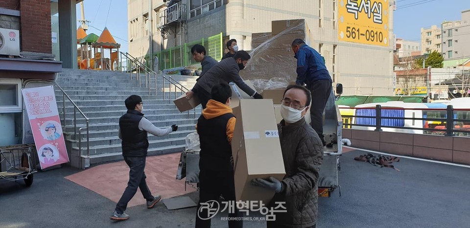 극동방송에서 보내온 코로나 19 구호용품을 분배하는 모습