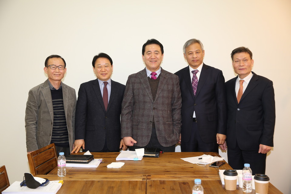 대구와 경북을 위해 기도하는 중부노회 조사처리 및 분립위원회 위원들 모습