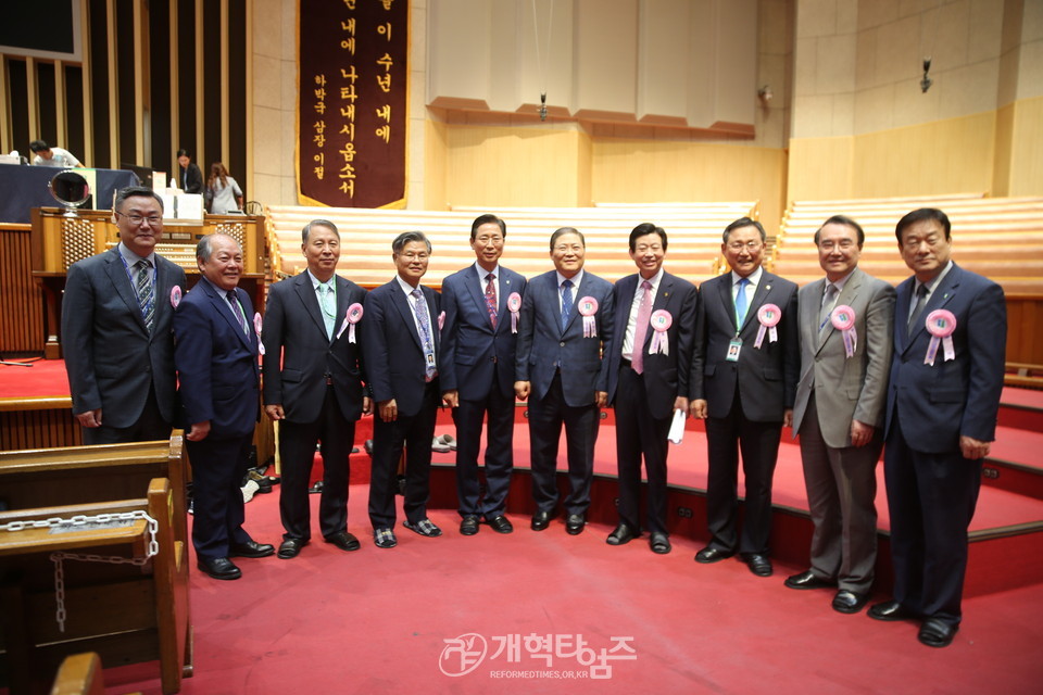 제104회 총회에서, 총회 임원들과 함께 한 모습