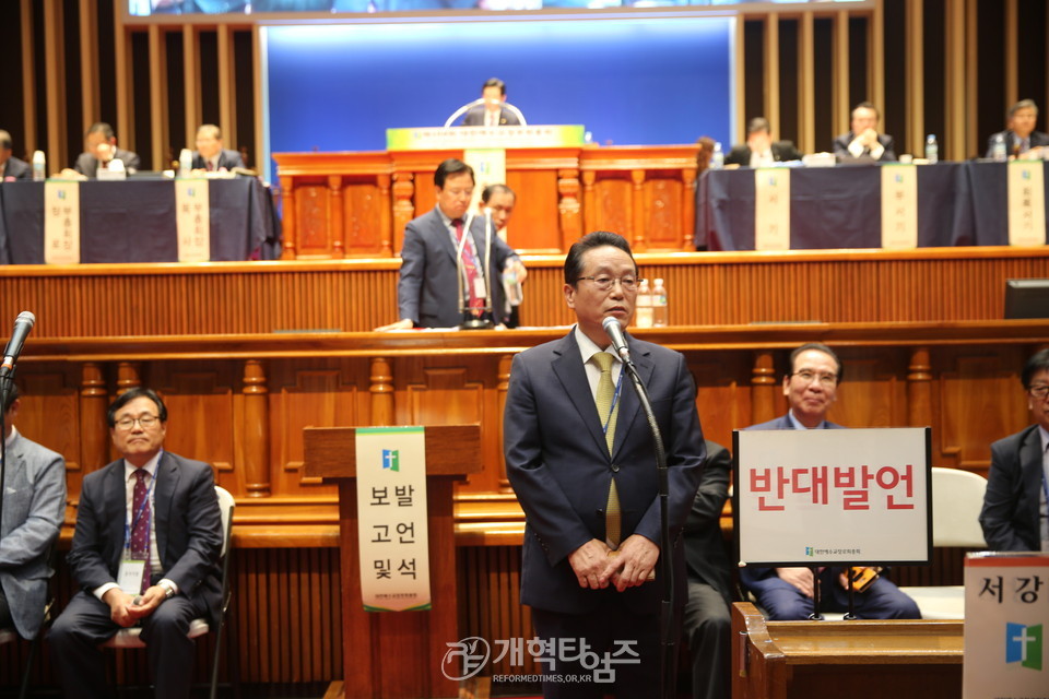 제104회 총회에서 홍성헌 목사 모습