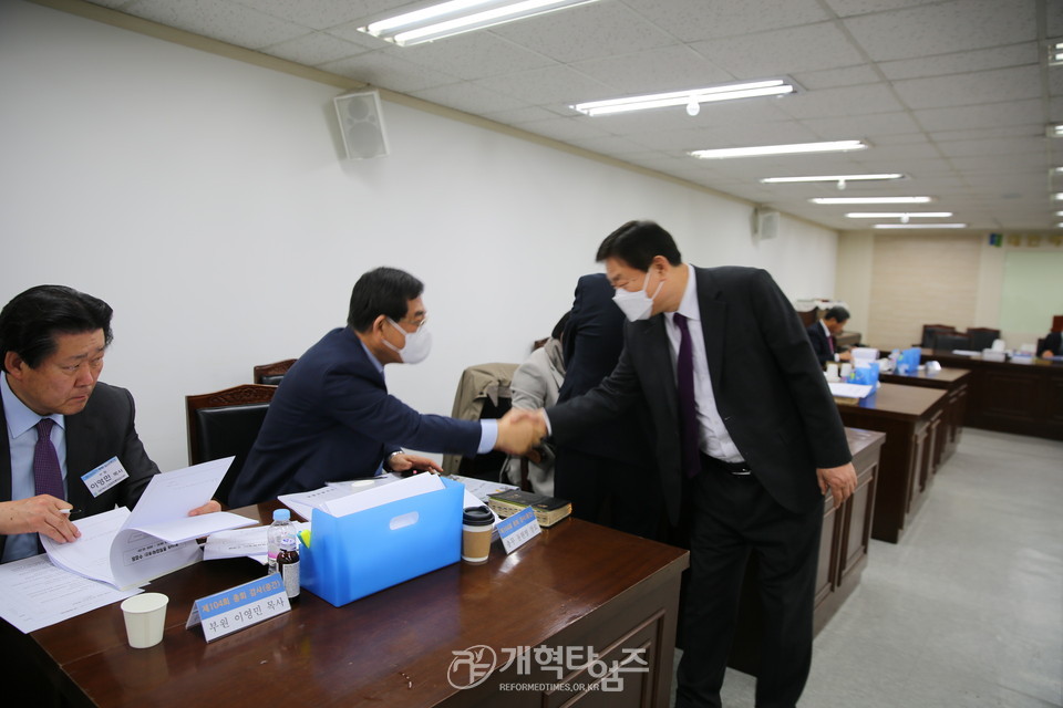 감사장을 찾은 총회 총무 최우식 목사 모습