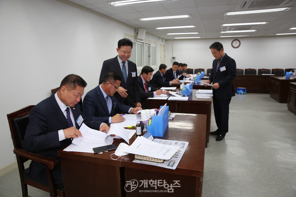 감사 모습을 살펴 보는 감사부 부장 박춘근 목사와 서기 태준호 장로 모습
