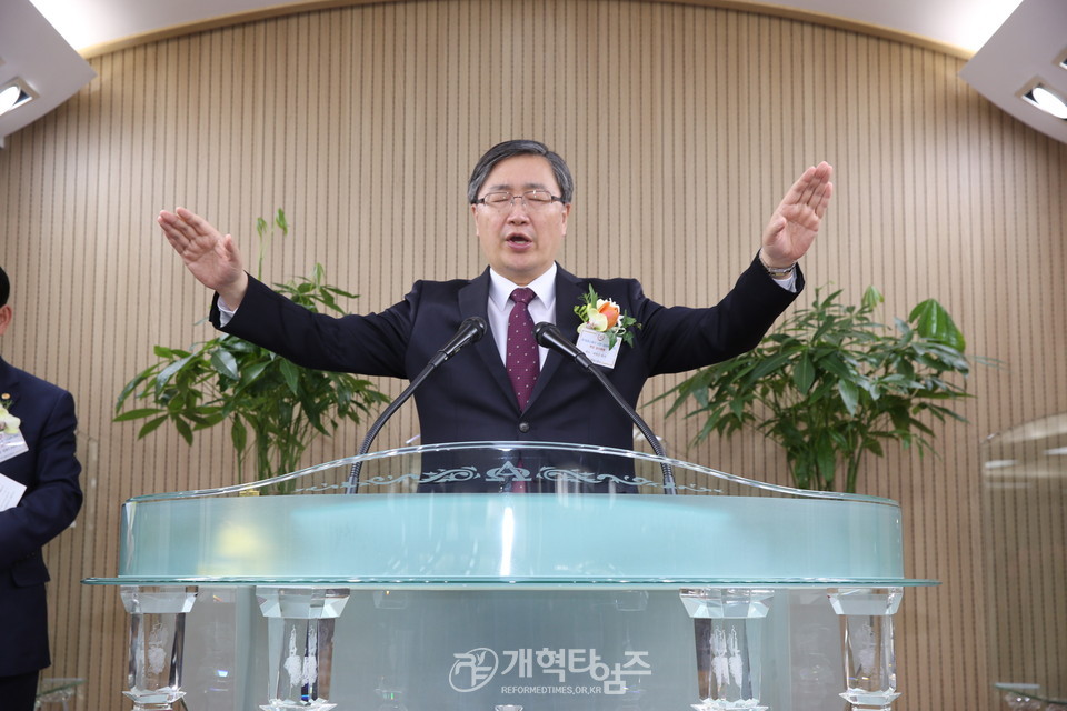 장로신문사 사장 취임감사예배, 축도하는 남서울중앙교회 여찬근 목사 모습