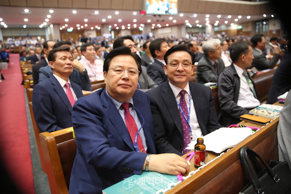 제104회 총회에서의 김철중 목사(좌측), 이종철 목사(우측)