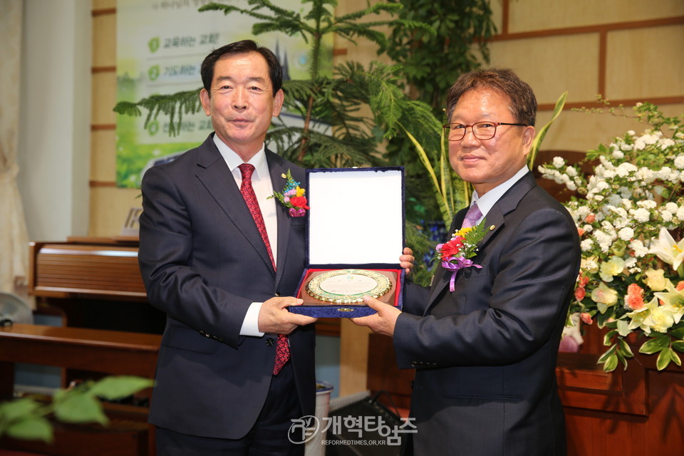 영남지역장로회 제13회 정기총회, 전국장로회연합에서 명예회장에 공로패 전달 모습