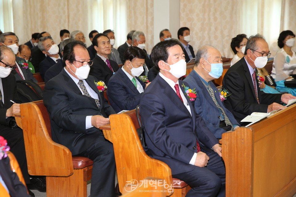 영남지역장로회 제13회 정기총회에 참석한 전국장로회연합회 임원들 모습