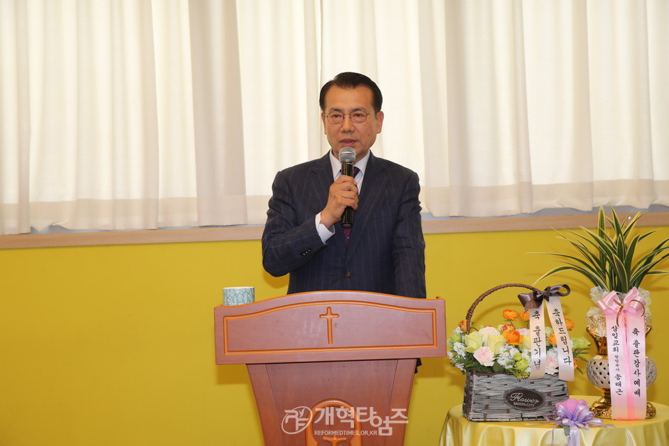 출판감사예배, 인사말을 하는 이성화 목사 모습