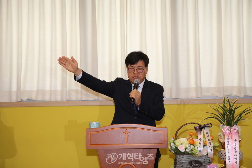 출판감사예배, 축도하는 제79회 동기회 회장 김영달 목사 모습