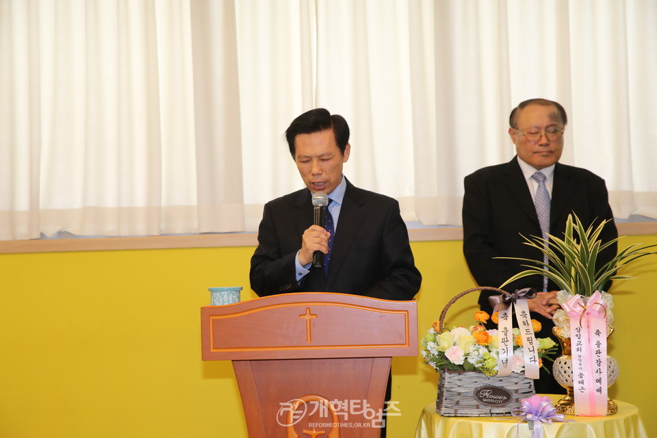 출판감사예배, 기도하는 백근기 목사 모습