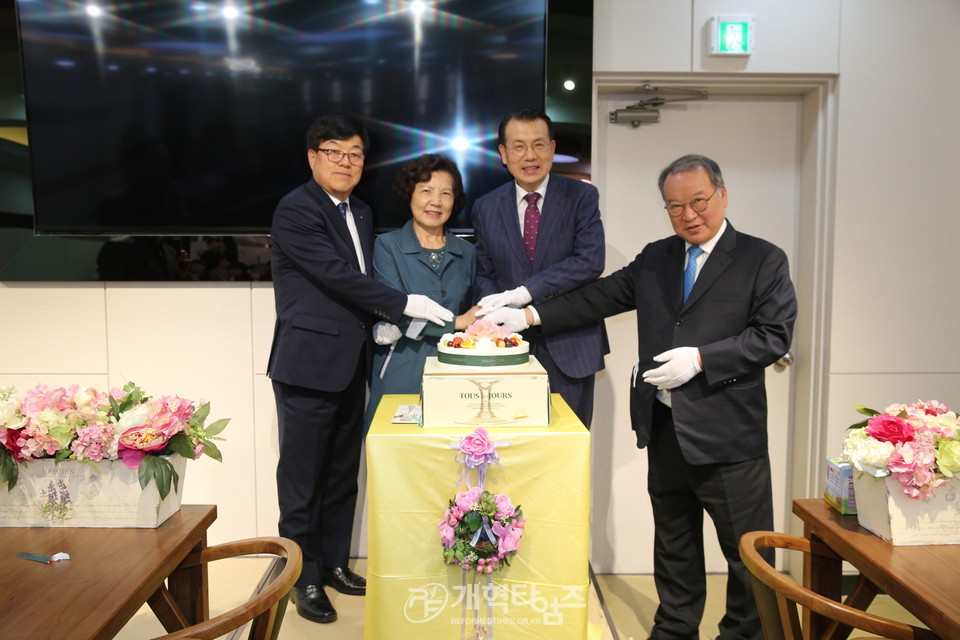 출판기념회, 축하케잌 커팅 모습