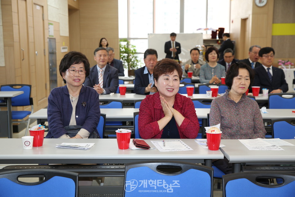출판감사예배 제79회 동기회 사모들 모습